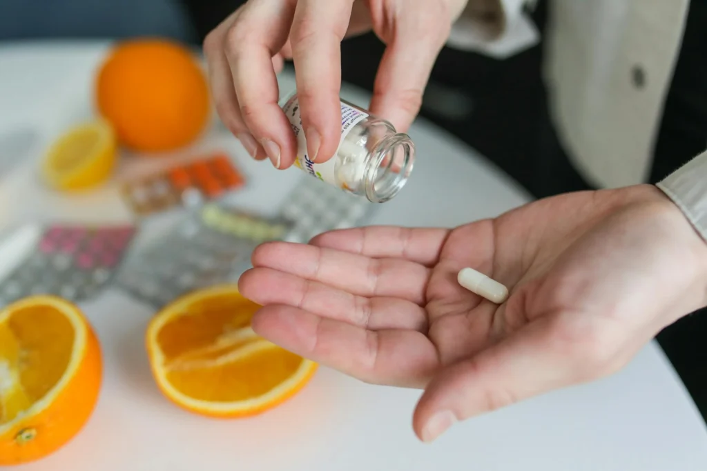 man houdt een kamagra tablet vast
