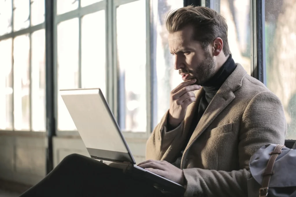 man zoekt naar erectiemiddelen op internet met zijn laptop