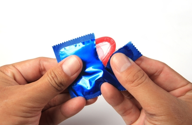 hoe een condoom gebruiken