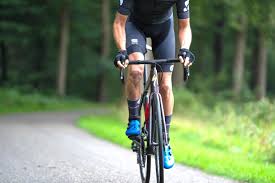 ciclista nella foresta